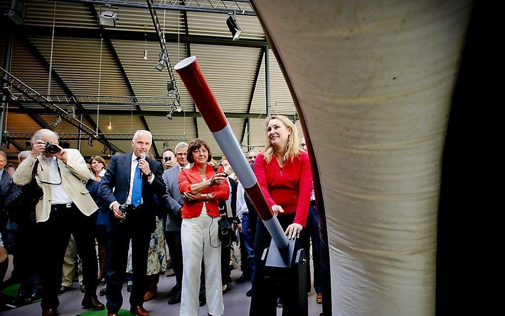 Minister Schultz van Haegen hief een symbolische slagboom bij de opening van de Leidsche Rijntunnel.  Foto ANP