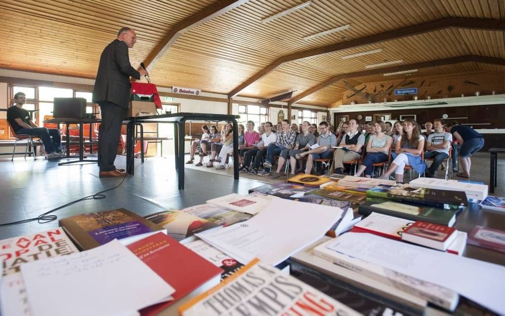 Prof. Selderhuis tijdens de CSFR-zomerconferentie in Bruinisse. Foto Wim van Vossen