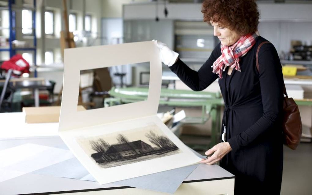 Dr. Fransje Kuyvenhoven toont een kunstwerk uit de BKR-collectie. Foto Sjaak Verboom