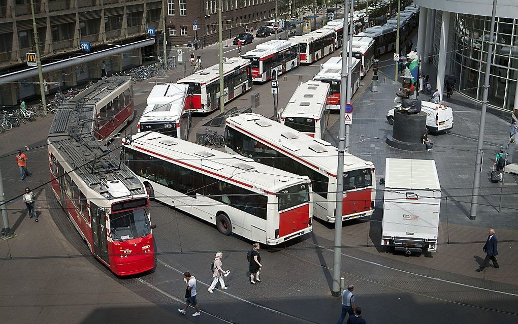 Buschauffeurs hebben het werk neergelegd uit protest tegen de aanbesteding van het busvervoer in hun stad.  Foto ANP