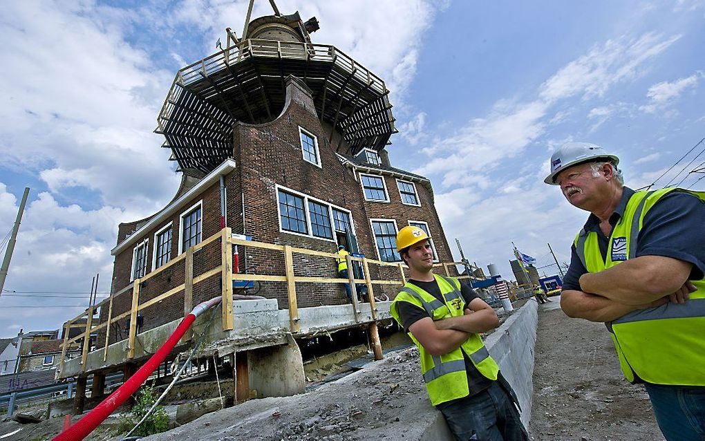 De Delftse molen De Roos werd gisteren een meter opgevijzeld. De molen moet tijdelijk de lucht in om eronder het dak van de nieuwe spoortunnel te kunnen bouwen. De historische molen –bouwjaar 1679– zal volgend jaar weer ‘landen’. Foto ANP