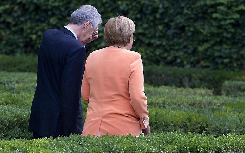 Monti en Merkel.  Foto EPA