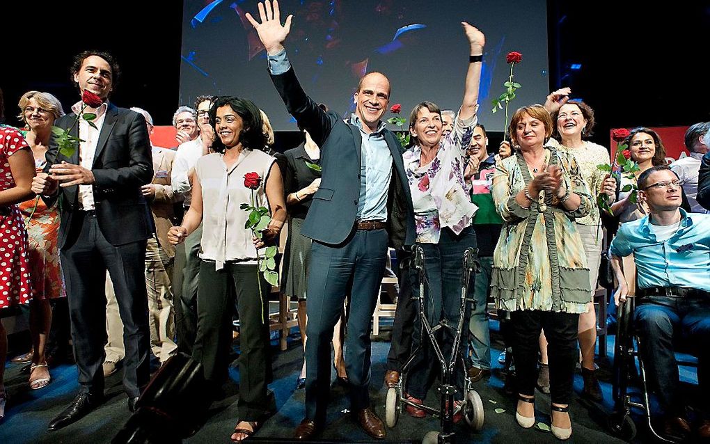 PvdA'ers (VLNR) Martijn van Dam, Tanja Jadnanansing, Diederik Samsom, Jetta Klijnsma en Mariëtte Hamer tijdens een congres van hun partij. Foto ANP