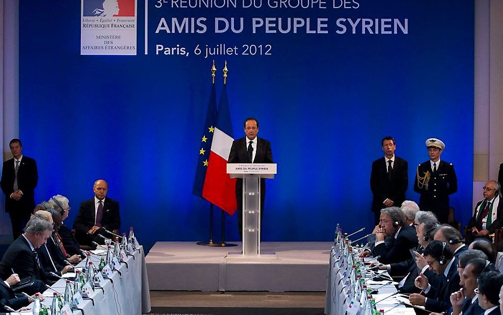 De Franse president Hollande opent de bijeenkomst van de ‘vrienden’ van Syrië in Parijs. Foto EPA