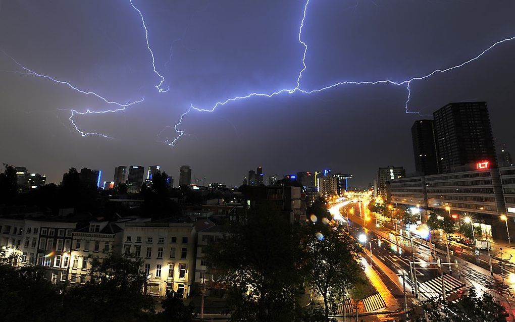 Bliksemschichten boven Rotterdam. Foto ANP