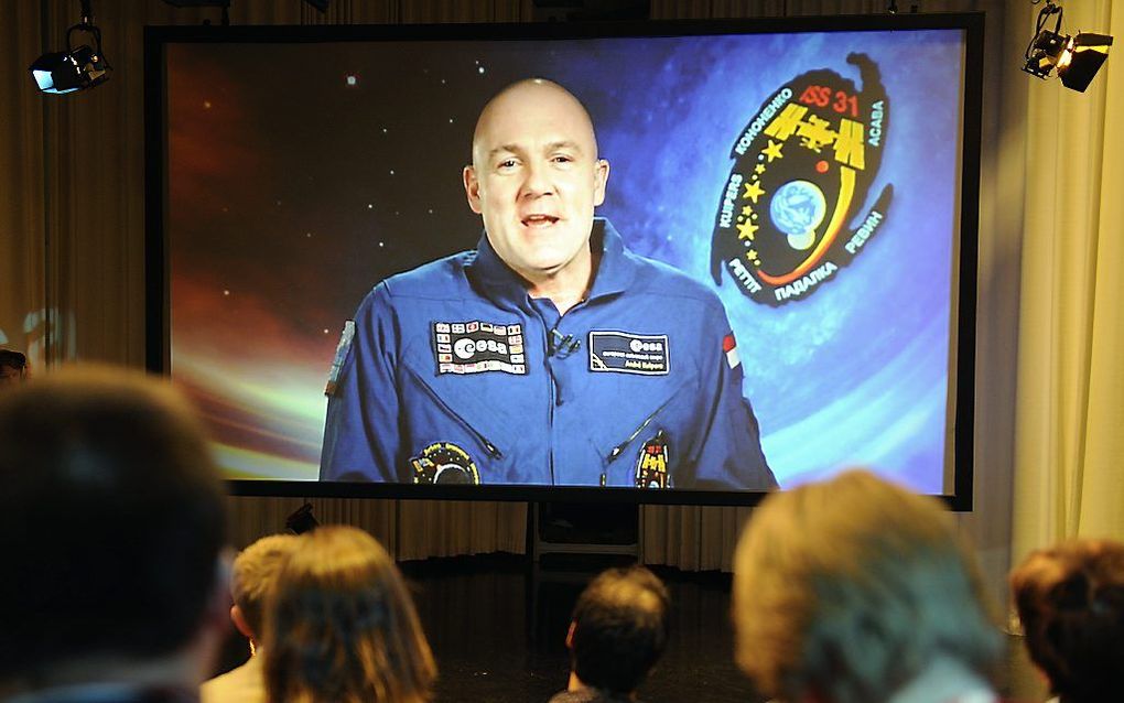 De eerste persconferentie van André Kuipers na terugkomst op aarde. Kuipers beantwoordde de vragen via een videoverbinding vanuit Houston. Foto ANP