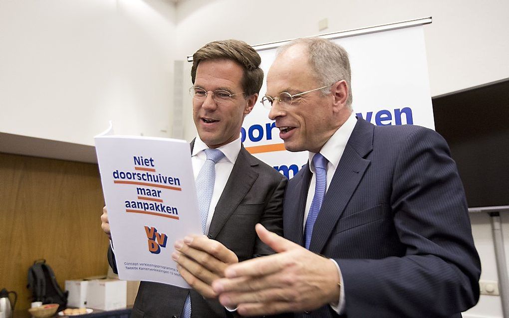 Lijsttrekker en premier Mark Rutte overhandigt het programma aan Jan Anthonie Bruijn (R, voorzitter van de verkiezingsprogrammacommissie) tijdens de presentatie van het concept-verkiezingsprogramma van de VVD voor de Tweede Kamerverkiezingen 2012. Foto AN