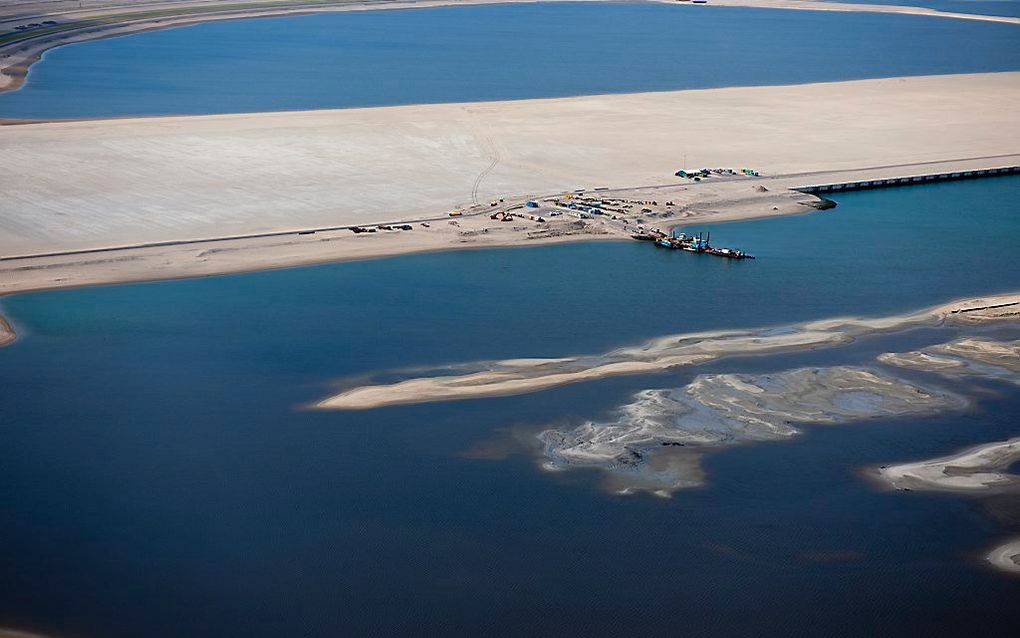 De zeewering bij Maasvlakte 2. Koningin Beatrix geeft op 11 juli het startschot voor het dichten van het sluitgat in de 11 kilometer lange zeewering van het landaanwinningsproject. De Nederlandse kustlijn komt door de sluiting circa 3,5 kilometer verder i