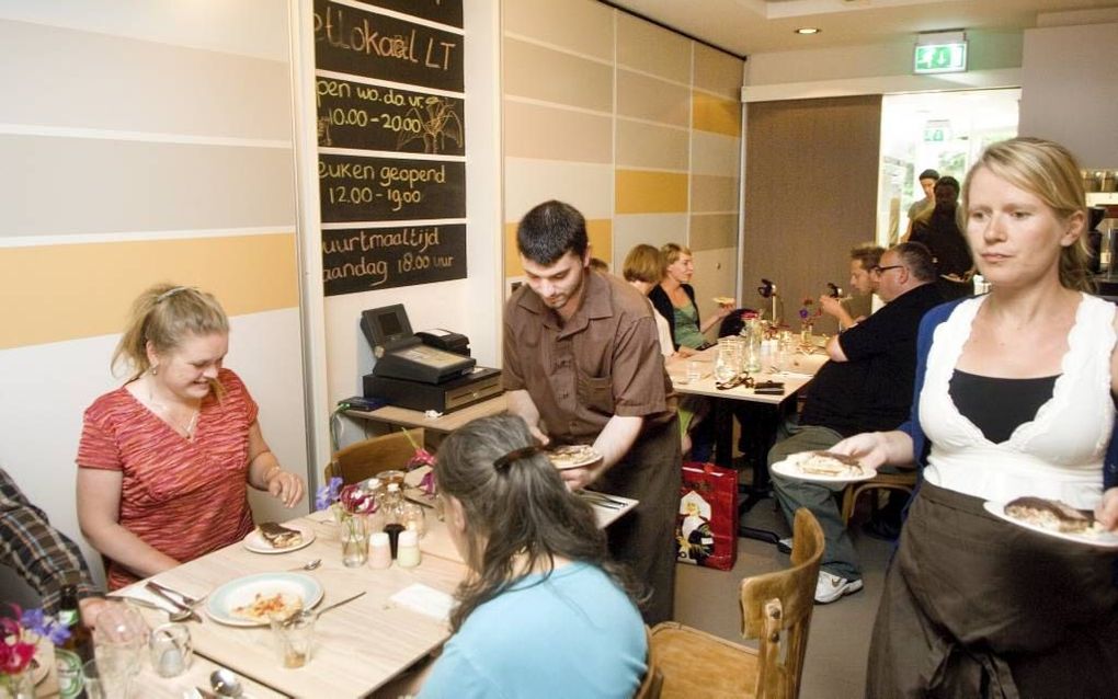 Serdal (24) serveert pasta. De dove jongeman volgt een opleiding voor horecamedewerker in Eetlokaal LT, een diaconaal project van de Elthetokerk in Amsterdam. Foto Rufus de Vries