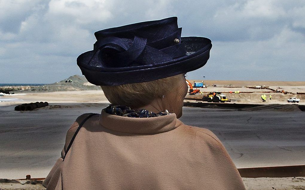 Koning Beatrix geeft het startsein voor het sluiten van de zeewering van de Tweede Maasvlakte. Foto ANP