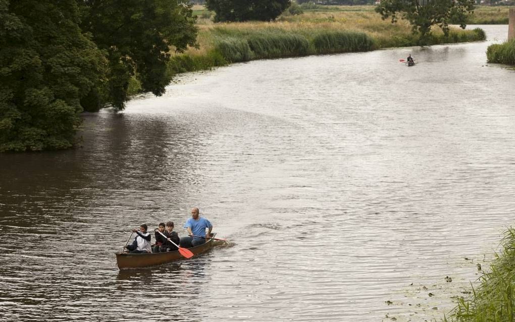 Deelnemers aan een gezinskamp in Sint Michielsgestel, georganiseerd door het Vadercentrum in Den Haag, peddelen per kano naar Den Bosch. Foto André Dorst