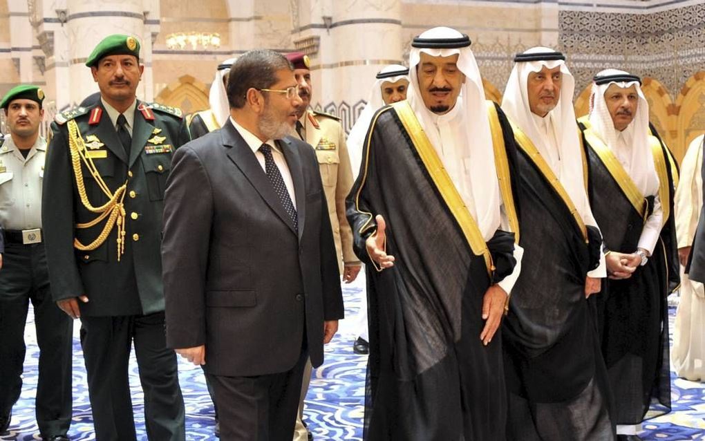 De Egyptische president Mohammed Morsi (derde van l.) is woensdag in Saudi-Arabië aangekomen voor een onderhoud met de Saudische koning Abdullah. De eerste buitenlandse reis van Morsi onderstreept de banden die de twee landen van oudsher onderhouden. Foto