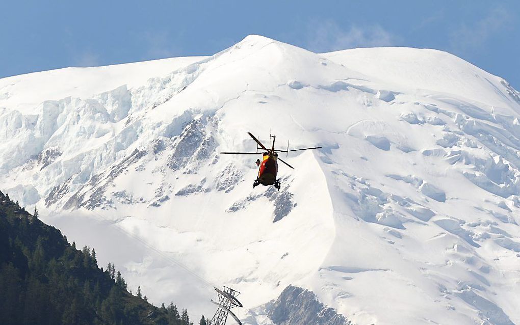 Helicopter op zoek naar slachtoffers op de Mont Maudit in de Franse Alpen.   Foto EPA