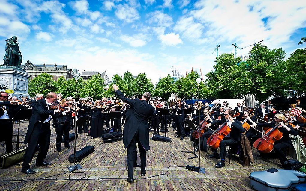 Uit protest tegen de bezuinigingen speelde het Brabants Orkest vorig jaar op het Plein voor de Tweede Kamer in Den Haag. Foto ANP