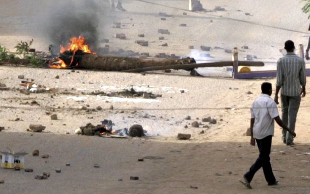 Demonstranten werpen barricades op in de Sudanese hoofdstad Khartoem, 23 juni. Foto EPA