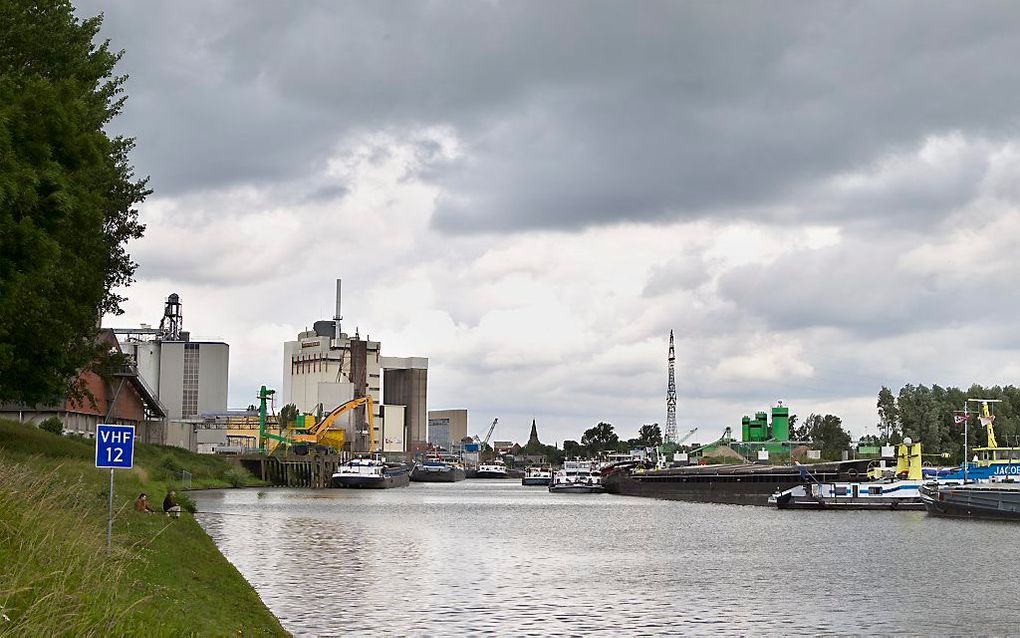 Pal liggen ze naast elkaar: de bedrijven langs de Wageningse Rijnhaven en de Grote Kerk in het stadscentrum. Foto RD, Anton Dommerholt