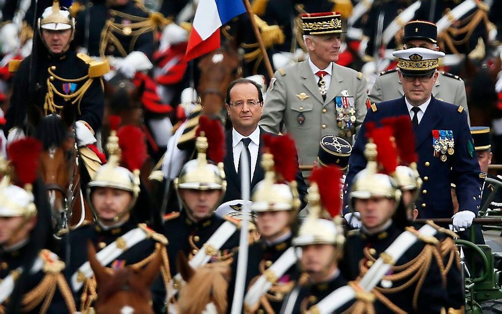 President Hollande komt zaterdagmorgen aan op de Place de la Concorde. Foto EPA