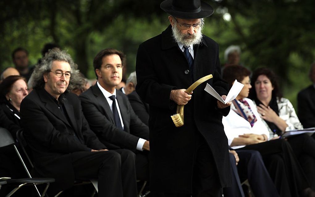 Overlende rabbijn Izak Vorst spreekt tijdens de herdenking van het eerste transport uit kamp Westerbork. Op de achtergrond demissionair minister-president Mark Rutte. Honderden mensen hebben in Herinneringscentrum Kamp Westerbork herdacht dat 70 jaar gele