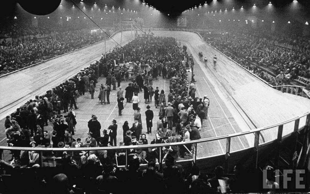 Op 16 juli 1942 werden duizenden Joden samengedreven in het Parijse wielerstadion Véledrome d’Hiver. Foto LIFE