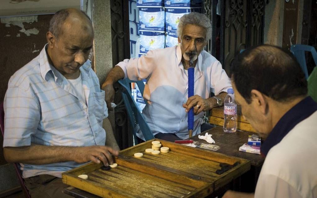 Het spelen van Towla, backgammon, is een geliefd tijdverdrijf voor Egyptische mannen. De grootste moeilijkheid van het spel is het enorme tempo waarmee de Egyptenaren het spelen. Foto Ester Meerman