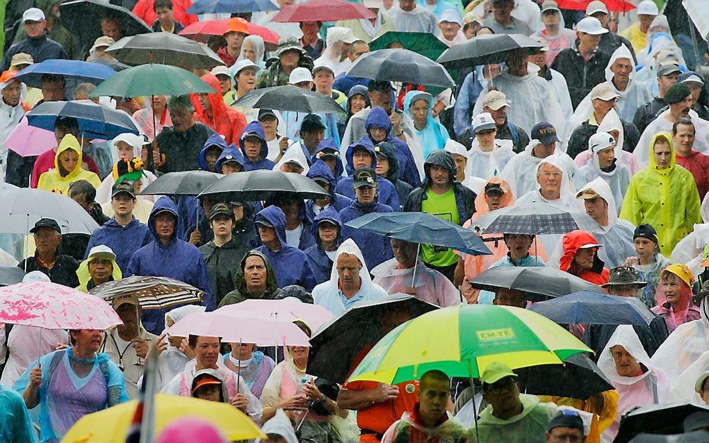 Natte wandeldag van de Nijmeegse Vierdaagse in 2009.  Foto ANP