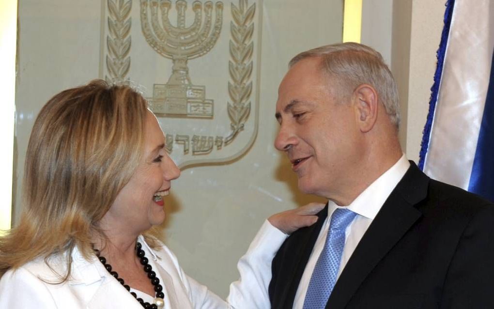 De Amerikaanse minister van Buitenlandse Zaken, Clinton (l.), was gisteren in Israël op bezoek. Ze sprak onder anderen met de Israëlische premier Netanyahu (r.). Foto EPA