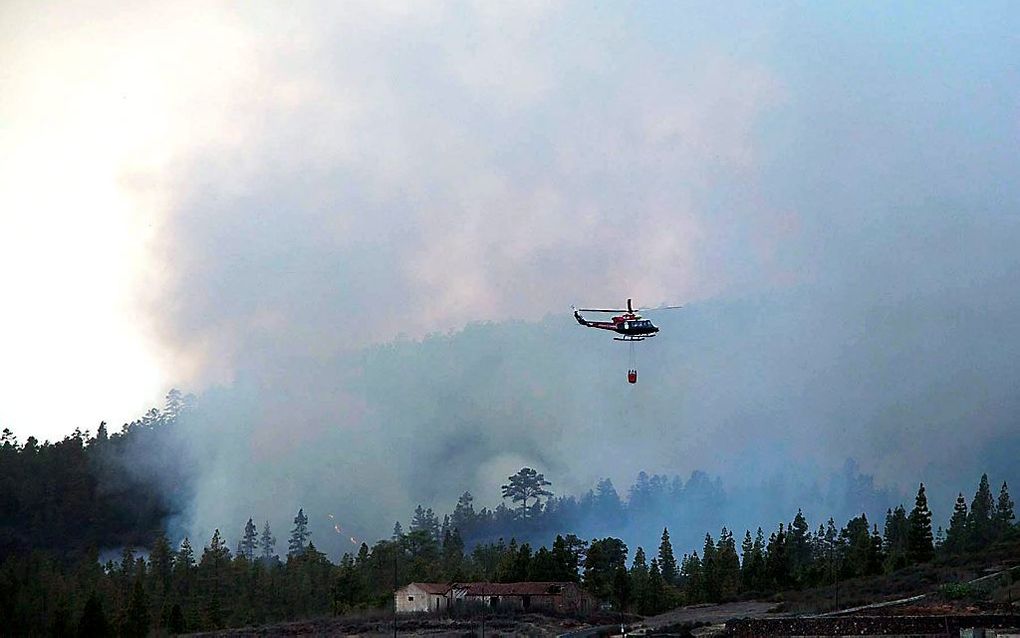 Branden boven Zuid-Tenerife. Foto EPA