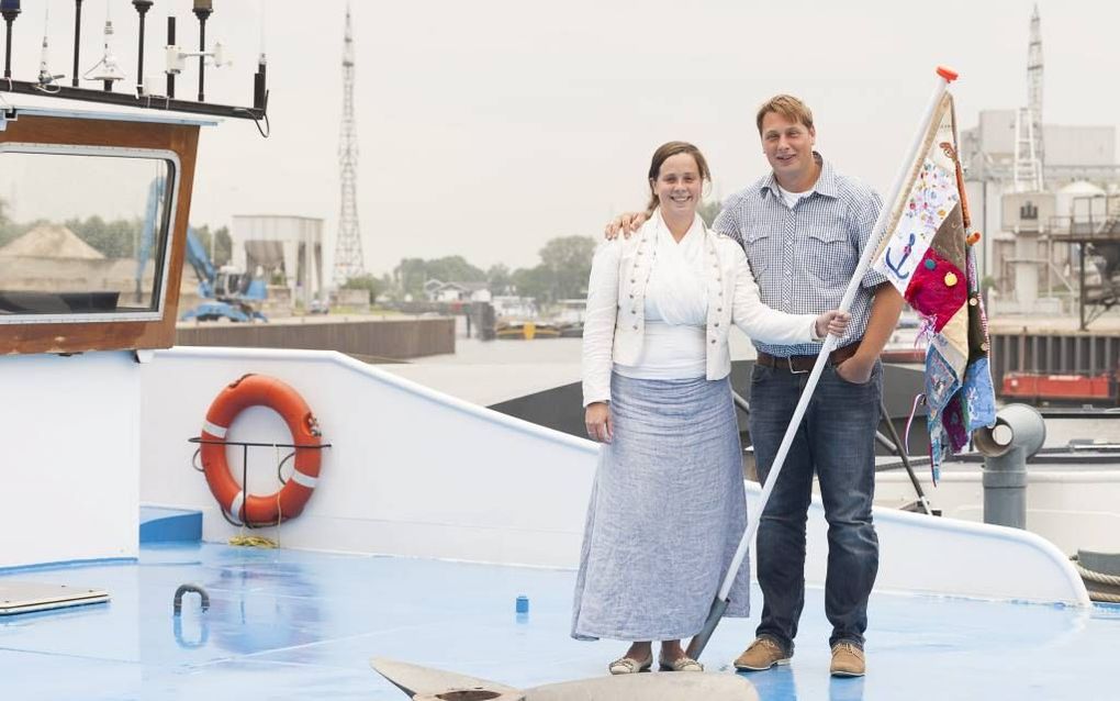 Het in mei getrouwde echtpaar Johan en Pieternel Mourik op hun binnenvaarstchip in de Rijnhaven in Wageningen. Foto André Dorst