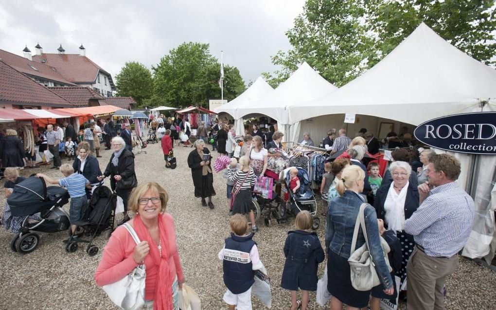 Op de Duikenburgse Dagen in Echteld was het dinsdag gezellig druk. Foto Herman Stöver