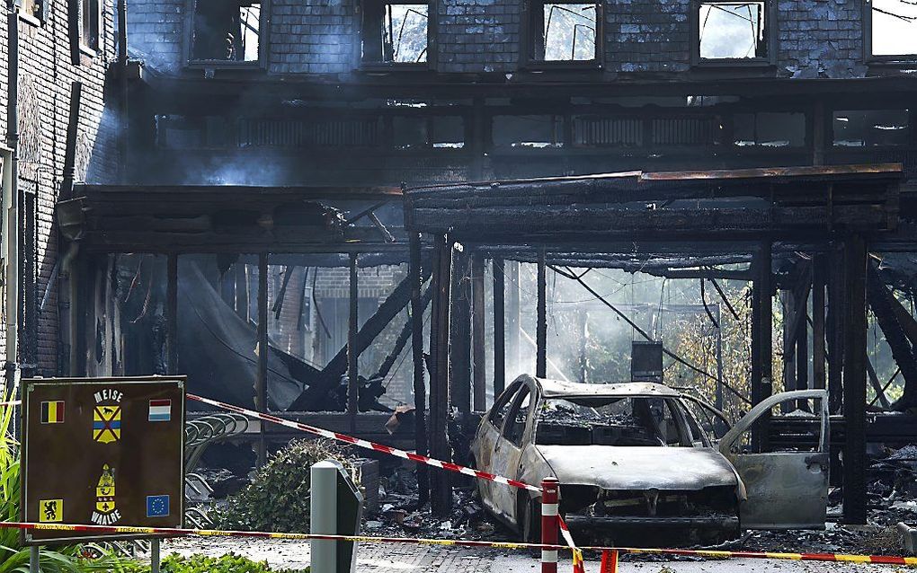 De auto die de hoofdingang van het gemeentehuis van Waalre ramde. Foto ANP