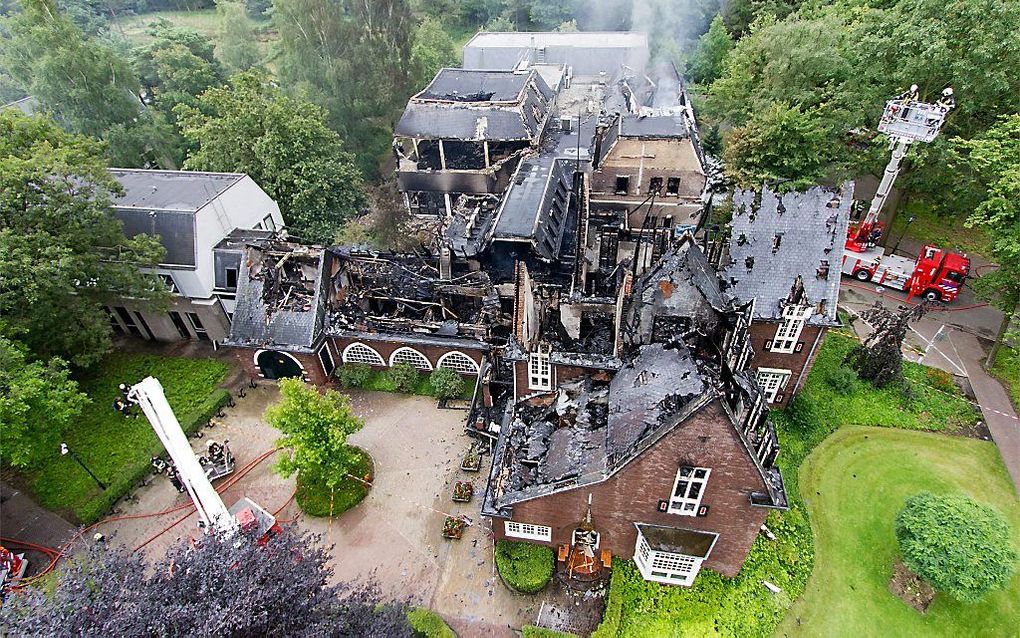 Luchtfoto van het zwaar beschadigde gemeentehuis in Waalre.   Foto ANP