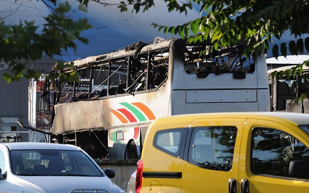 De bus na de explosie op het vliegveld van Burgas. Foto EPA