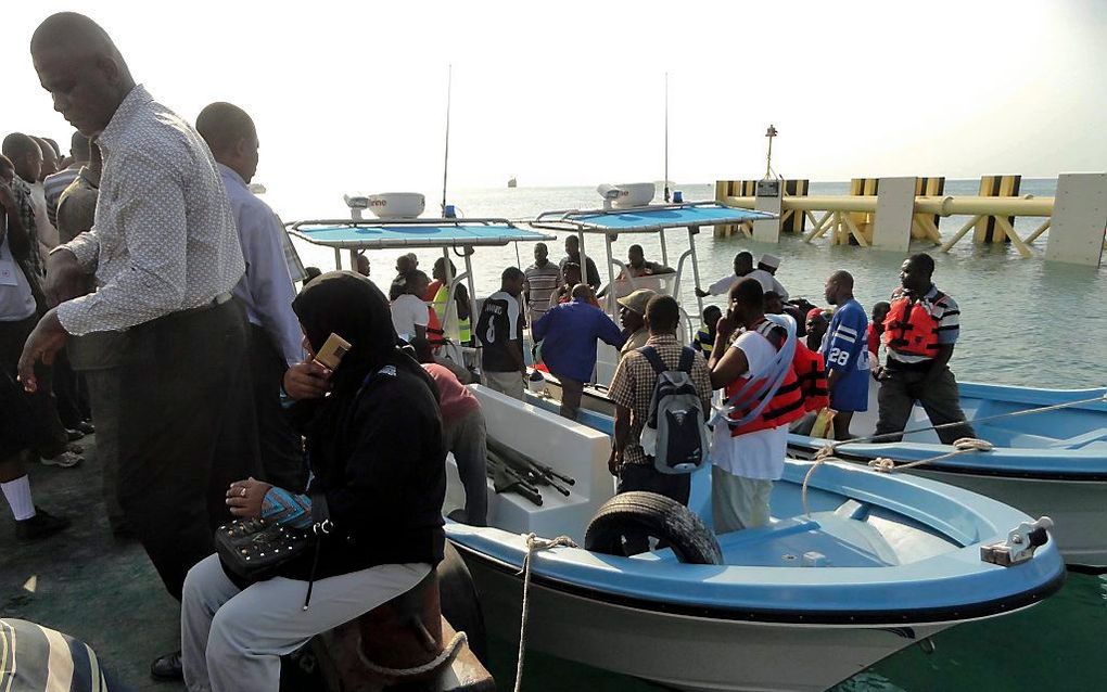 Reddingswerkers in actie na de ramp met een veerboot in Tanzania.   Foto EPA