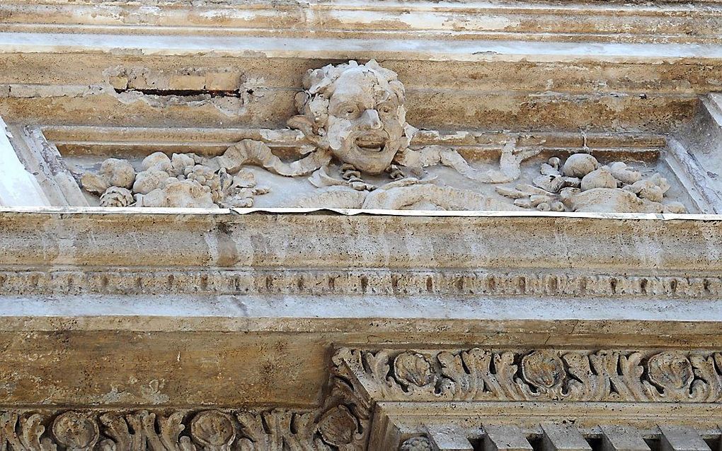 Beschadigingen aan de Trevifontein in Rome. Foto EPA