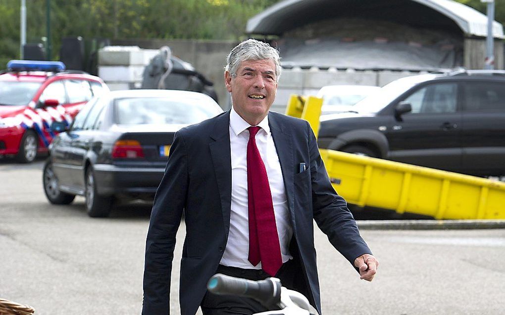 Burgemeester Henri de Wijkerslooth arriveert bij de Gemeentewerf voor een briefing met de gemeentemedewerkers. Foto ANP