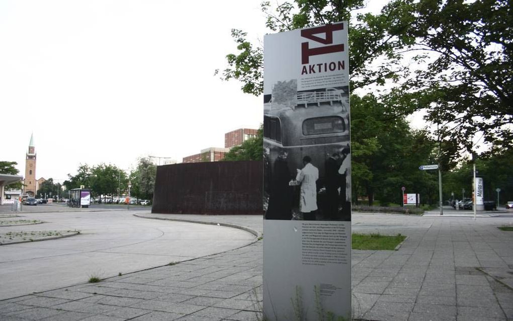 Herinneringszuil op de plek van het voormalige hoofdkwartier aan de Tiergartenstrasse in Berlijn, waar tijdens de Tweede Wereldoorlog het geheime euthanasieprogramma van de nazi’s werd gecoördineerd. Foto John Klein