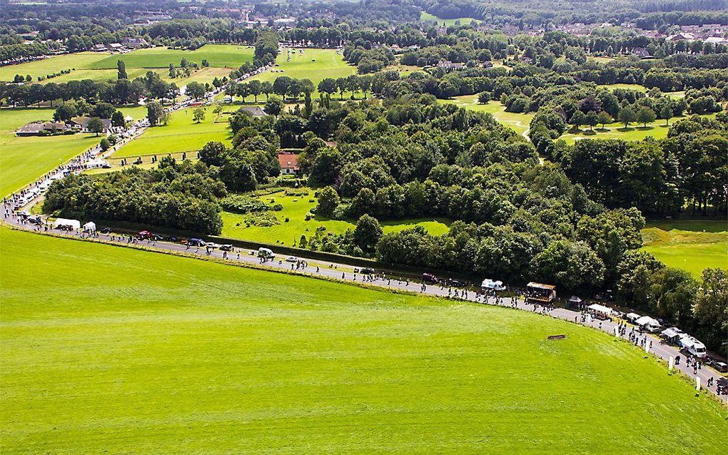 GROESBEEK - Een luchtfoto van deelnemers aan de Nijmeegse Vierdaagse gemaakt met de Octocopter, een op afstand bestuurde helikopter. Op de Dag van Groesbeek, de derde dag van de Vierdaagse, wordt de klassieke bergetappe gelopen: de klim over de Zevenheuve