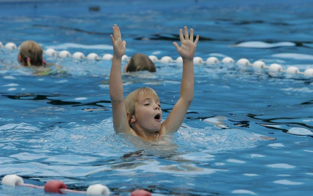 Veel kinderen halen kort voor de zomervakantie nog hun zwemdiploma. Foto ANP