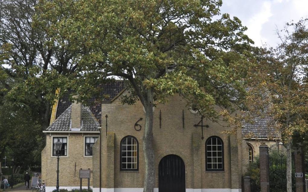 De Oost-Vlielandse kerk, gebouwd in 1605, is een echte zeemanskerk: stoer, robuust, onverzettelijk. Foto Wikimedia