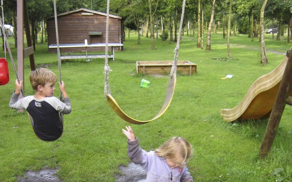 Net zoals de meeste kinderen spelen de kinderen van de familie Weststrate uit Apeldoorn graag met water. De foto is gemaakt op camping de Drenthse Roos in De Wijk. Foto familie Weststrate