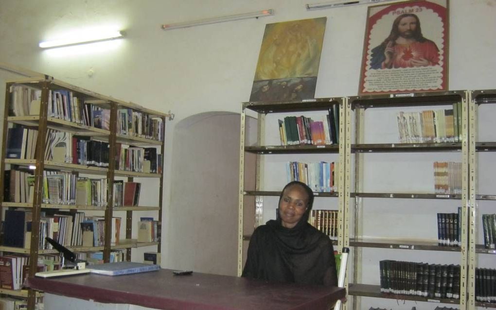 De bibliotheek van het Nile Theological College in Khartoem heeft twee eenvoudige ruimten: een met Arabischtalige theologische lectuur en een met Engelstalige werken. Foto: de bibliothecaresse in de 'Engelstalige' kamer. Foto RD