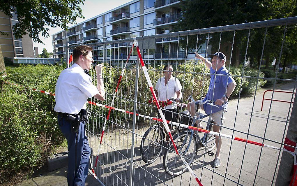 Bewoners kunnen hun wijk Kanaleneiland niet in, omdat de politie de wijk heeft afgesloten vanwege vrijgekomen asbest in twee woningen aan de Stanleylaan. Mogelijk zijn 48 andere woningen in de flat ook vervuild. De flat is ontruimd. In het afgezette gebie