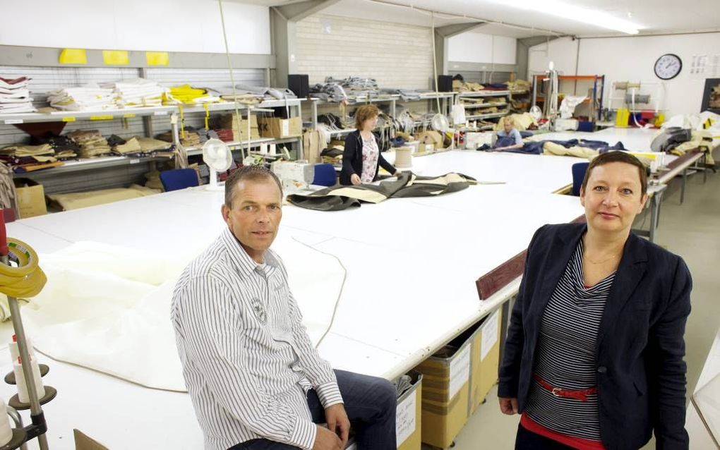 Maarten Takken (l.) en Marie José Takken-Karsten in het atelier achter hun kampeerwinkel. Foto Dick Vos