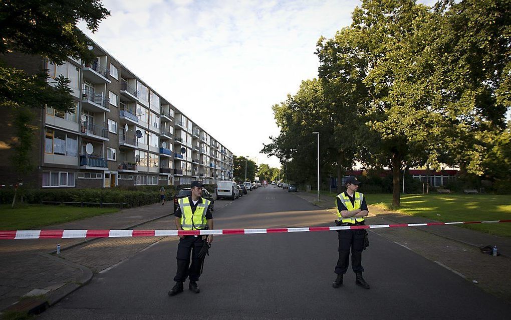 De politie heeft de Stanleylaan afgezet vanwege vrijgekomen asbest. Foto ANP