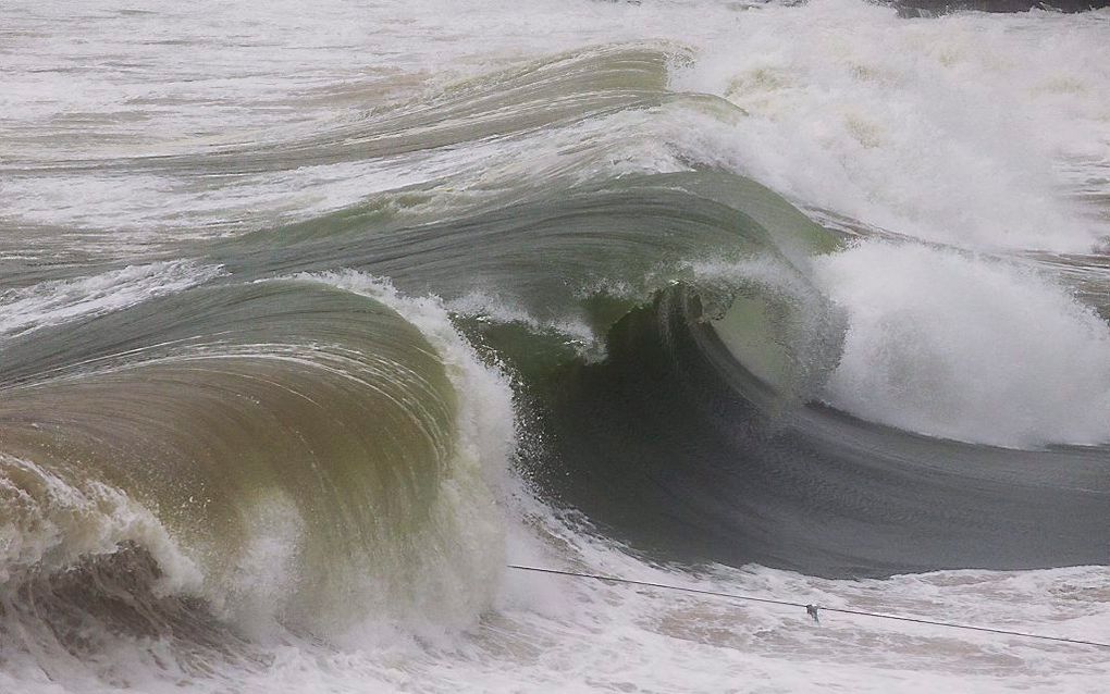 Hoge golven in Hongkong door de naderende tyfoon Vicente. Foto EPA