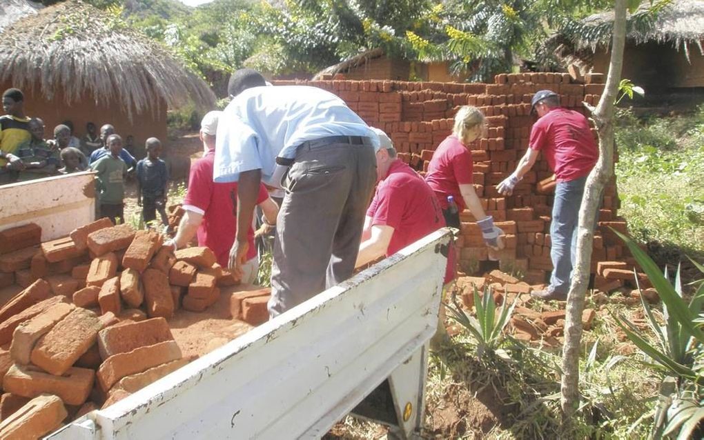 Hanneke nam deel aan een bouwproject in Malawi. Foto Hanneke Bassa