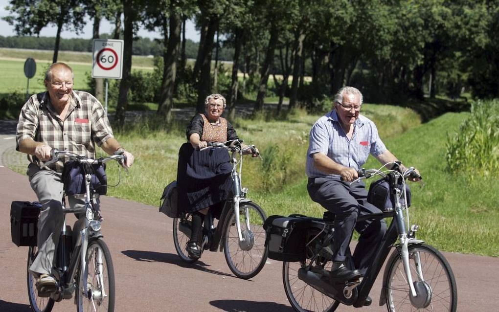 Deelnemers aan de Drentse Fiets4Daagse kwamen dinsdag door Veeningen, een dorpje in de buurt van Hoogeveen. Foto Eelco Kuiken