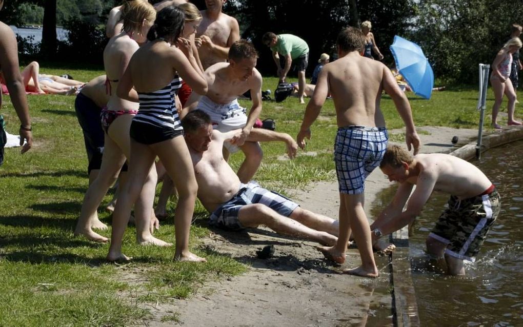 Meester Hans moet en zal het water in. Foto Susan van Liere