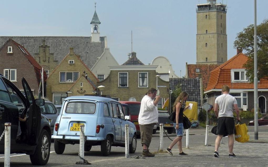 De veerboot vanuit Harlingen is voor Terschelling de enige verbinding met het vasteland. De boot legt aan in West-Terschelling. Op de achtergrond zijn de vuurtoren en de Westerkerk te zien. Foto RD