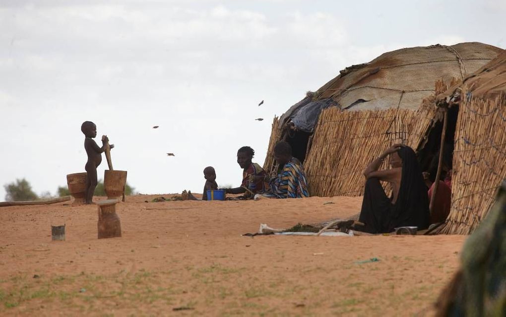 In Burkina Faso zijn naar schatting 60.000 vluchtelingen uit Mali neergestreken. „Er werden bij vorige conflicten in Mali veel Toearegs vermoord, en nu gebeurt dat weer”, zegt een leraar uit Mali. Foto Jaco Klamer